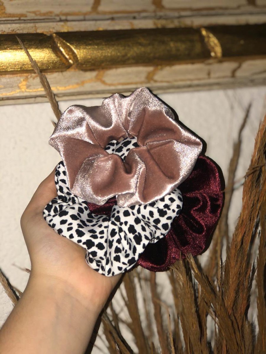 GuscciAF's tweet photo. Amikos, les cuento esto porque para recuperar el dinero mi novia retomo su venta de scrunchies hechos a mano, están bien bonitos y son para una buena causa, si les interesa la pueden encontrar en Instagram como @artemisa_cln, y si no les interesa por favor apoyen con un rt https://t.co/vBa3buhWIW