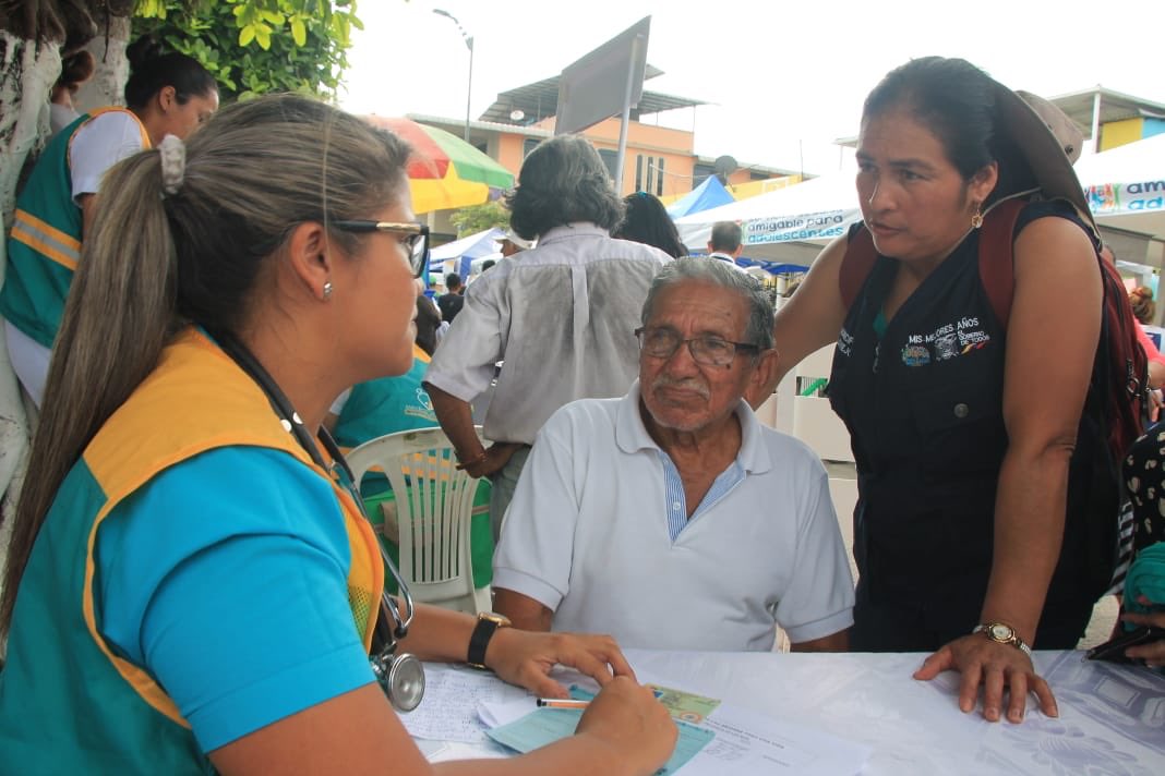 EcuadorMAE's tweet photo. El ministro @raulclementelh recorrió los diferentes stands de servicios ciudadanos de las #BrigadasTodaUnaVida compartiendo junto a la ciudadanía de Puebloviejo. 

#ElGobiernoDeTodos
#GobiernoEnAcción
@Lenin 
@ottosonnenh https://t.co/ehMx7gREWh
