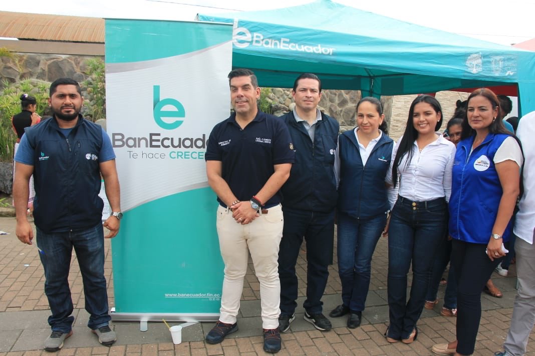 EcuadorMAE's tweet photo. El ministro @raulclementelh recorrió los diferentes stands de servicios ciudadanos de las #BrigadasTodaUnaVida compartiendo junto a la ciudadanía de Puebloviejo. 

#ElGobiernoDeTodos
#GobiernoEnAcción
@Lenin 
@ottosonnenh https://t.co/ehMx7gREWh