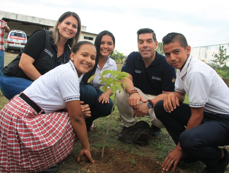 EcuadorMAE's tweet photo. El ministro @raulclementelh, continúa con la campaña #SembrandoVida hoy junto los estudiantes de la Unidad Educativa Técnica Puebloviejo, reforestó laurel ornamental, fernán sánchez, guayacán blanco y lluvia de oro.
#ElGobiernoDeTodos
#BrigadasTodaUnaVida 
@Lenin 
@ottosonnenh https://t.co/v5xLrcjv59