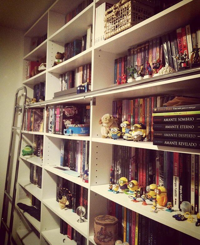 LeitCompulsiva's tweet photo. Saudades de quando minha estante estava arrumadinha! Rs... #blogleitoracompulsiva #estante #livros #books https://t.co/6Mutc08tqe