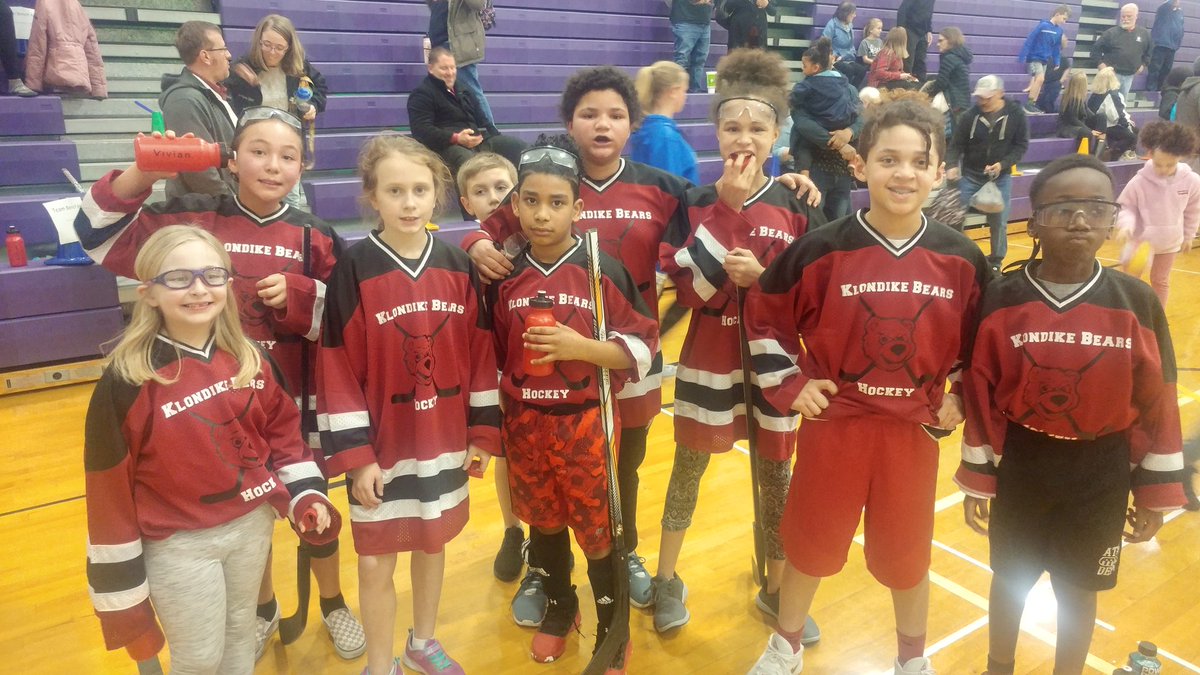 bordersPE's tweet photo. Not sure the exact rules but if the first team to score in the 3rd period wins then the Klondike Hockey Bears won!  
Cheering section was 🔥 tonight!! https://t.co/LOYiHaWunL