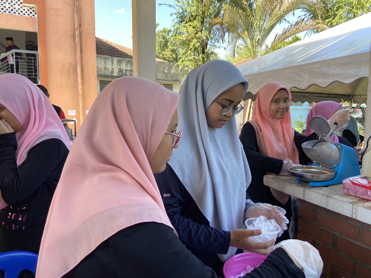 SeriPuteriDC's tweet photo. hi!! come visit our stall at seri puteri’s musolla carnival 💙💫
-we’re selling all sorts of things from ais kepal to mee kari to apam balik, you name it we have it ❤️ dont miss the fun!! https://t.co/btTvPpHh0x