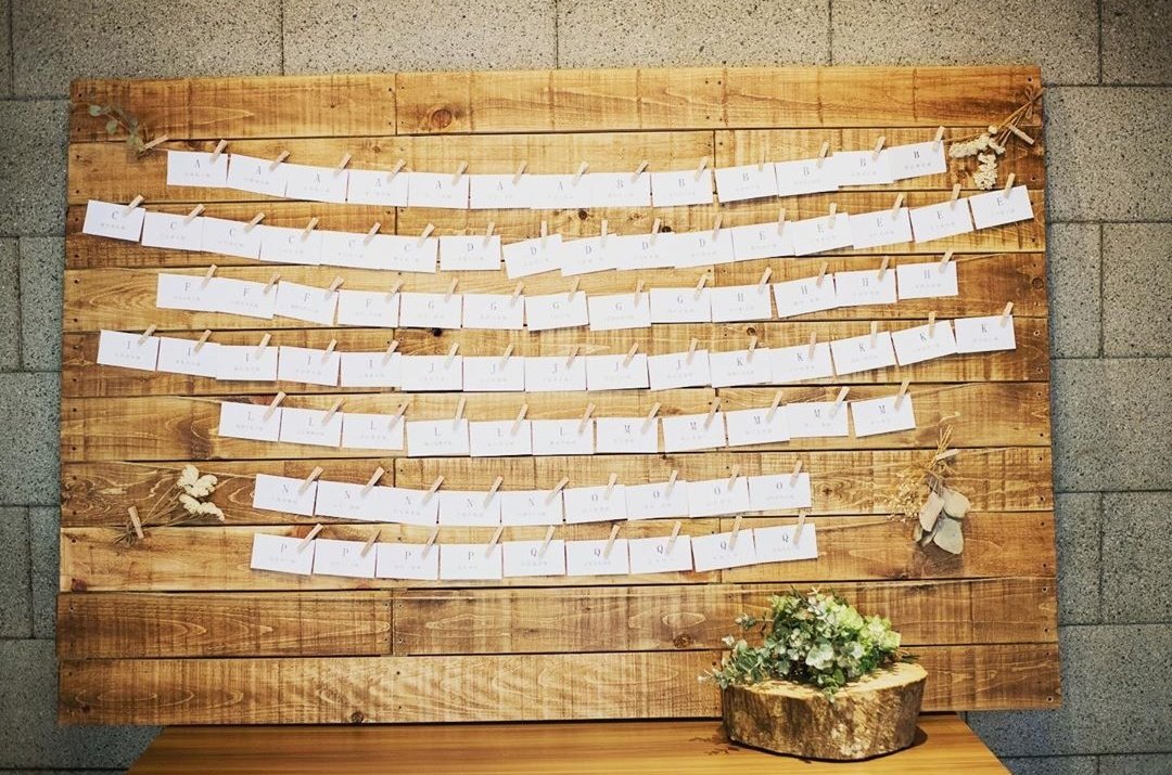 結婚式場 ストーンフォレスト 公式 En Twitter エスコートカード ウッドボードに ずらーーっと並んだ エスコートカード 圧巻ですね 茨城 水戸結婚式場 挙式 披露宴 ナチュラル 森のなかのウェディング ウッドボード エスコートカード ウェルカム