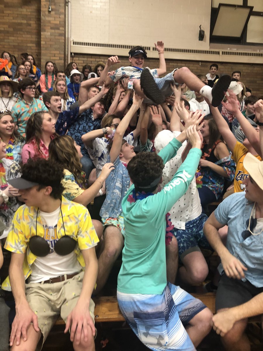 DSJStudents's tweet photo. @OHSAASports #GoldenMegaphone https://t.co/7Ox0yDhHhg
