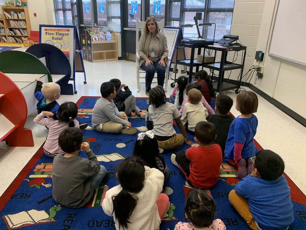 MrsWillisKinder's tweet photo. What a week! We loved learning all about our 5 senses this week! I spy, mystery scents, mystery touch &amp; feel, environmental sounds &amp; a taste test to see how each sense works was a blast. We visited the library and even had the best surprise reader (a former pk)! @Hasty_Huskies https://t.co/Uu6mRAemBH