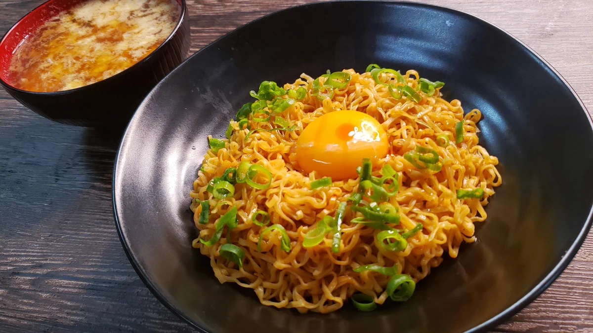 普通の食べ方には戻れなくなる！ちょっとした工夫でチキンラーメンがより美味しく！