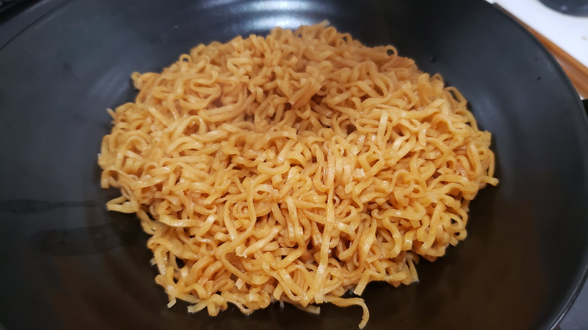 リュウジ 料理のおにいさんバズレシピ ヤバい チキンラーメンで作る つけ油そば 超絶旨い 水400cc沸かし麺入れほぐれたら麺を器に盛り 卵黄とごま油大1弱 ラー油と小葱 残りのスープに卵白入れ かき玉汁にし完成 混ぜて食うだけで旨いんだけどスープ