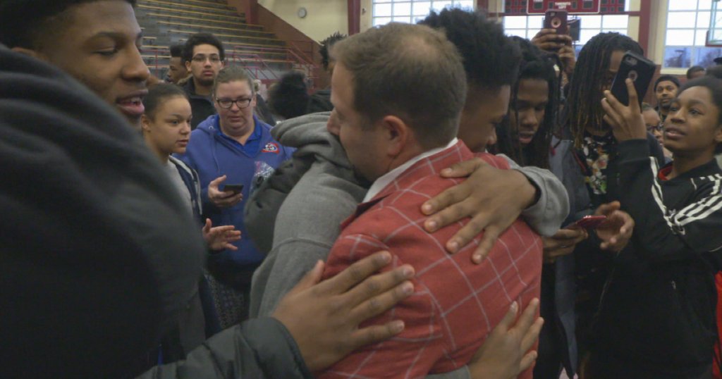 CBSNews's tweet image. A wealthy businessman is paying for high school students from his hometown to go to college — and for their parents to go with them cbsn.ws/2Ug39zE