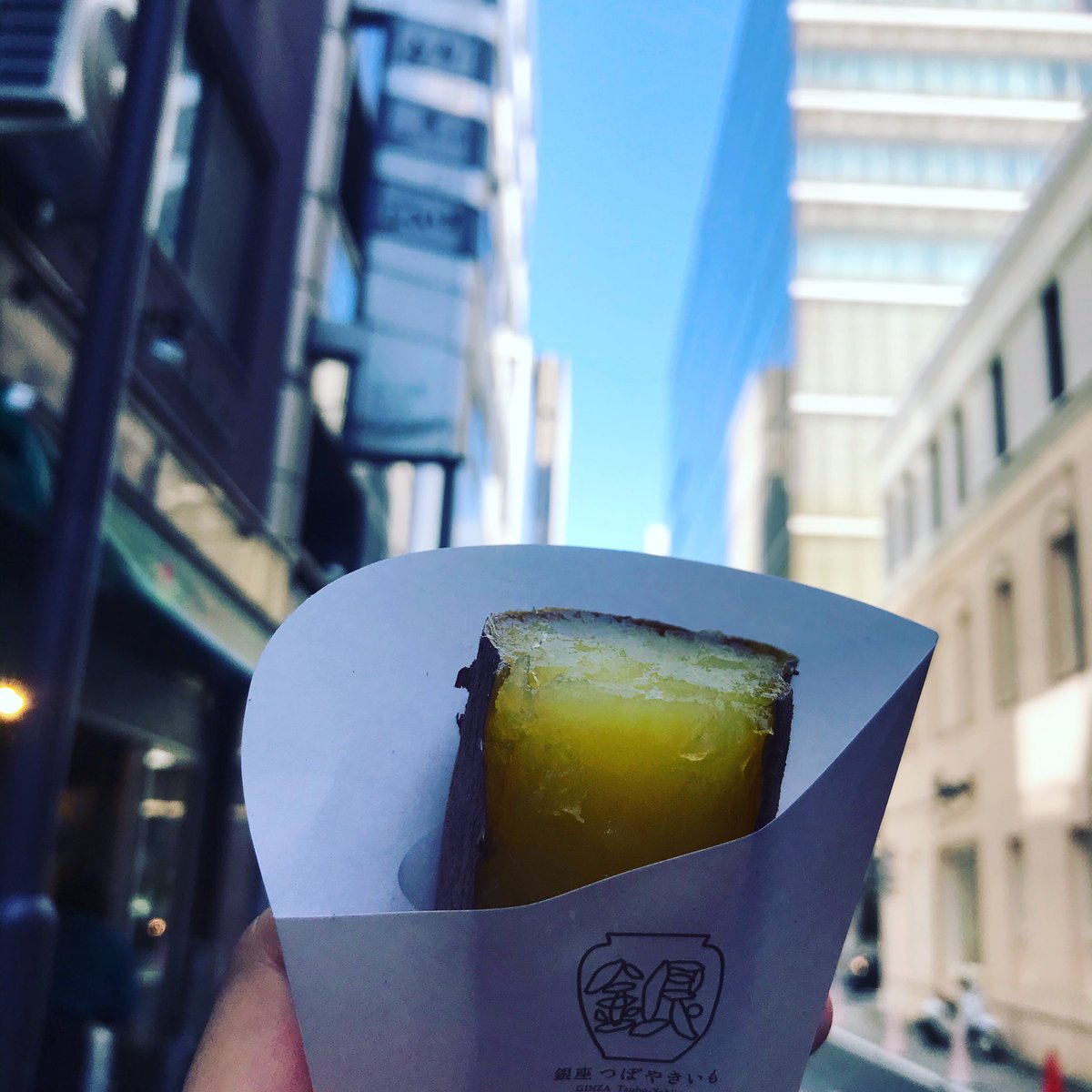 銀座つぼやきいも Pa Twitter 今日から2月のスタートですね 陽の当たる道は暖かいです 食べ歩きにぴったりの ちいさいの を片手に銀ぶら散歩いかがですか 銀座つぼやきいも 銀ぶら ちいさいの お散歩 食べ歩き 食べ歩きスイーツ