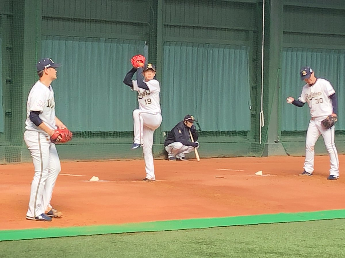 Nhkベースボール Twitterren 番記者のつぶやき オリックスは宮崎でキャンプイン 2年連続の開幕投手を狙う 山岡泰輔投手 がさっそくブルペンに入りました 約40球を投げた山岡投手 指のかかりはよかった と上々の滑り出しです オリックス ｎｈｋはプロ野球