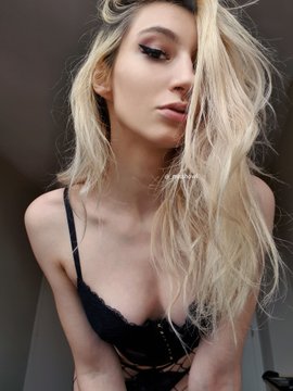 _MissHowl1's tweet image. IM ONLINE AND THIS OUTFIT IS FALSE CAUSE SOME PPL ARE CRAZY AND IM ALREADY NAKED !!!