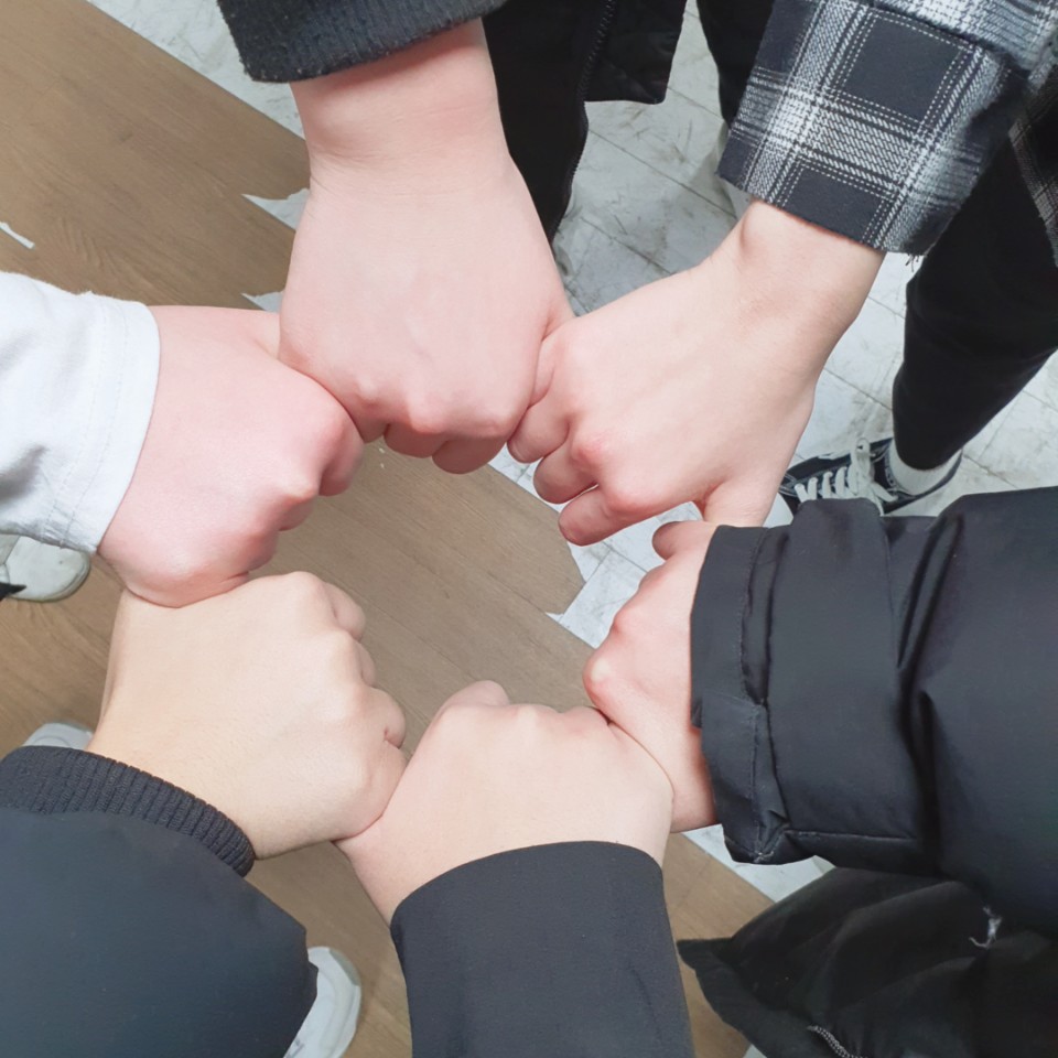 Sawall_17's tweet photo. [사월's 서현]
오늘은 사월이 오디션을 봤어요!! 급하게 준비한 무대였지만 다들 열심히 했습니다😆 스탭 전향후 함께한 ���습이라는게 믿기지가 않네요..ㅠㅜ https://t.co/gXcaix40xm