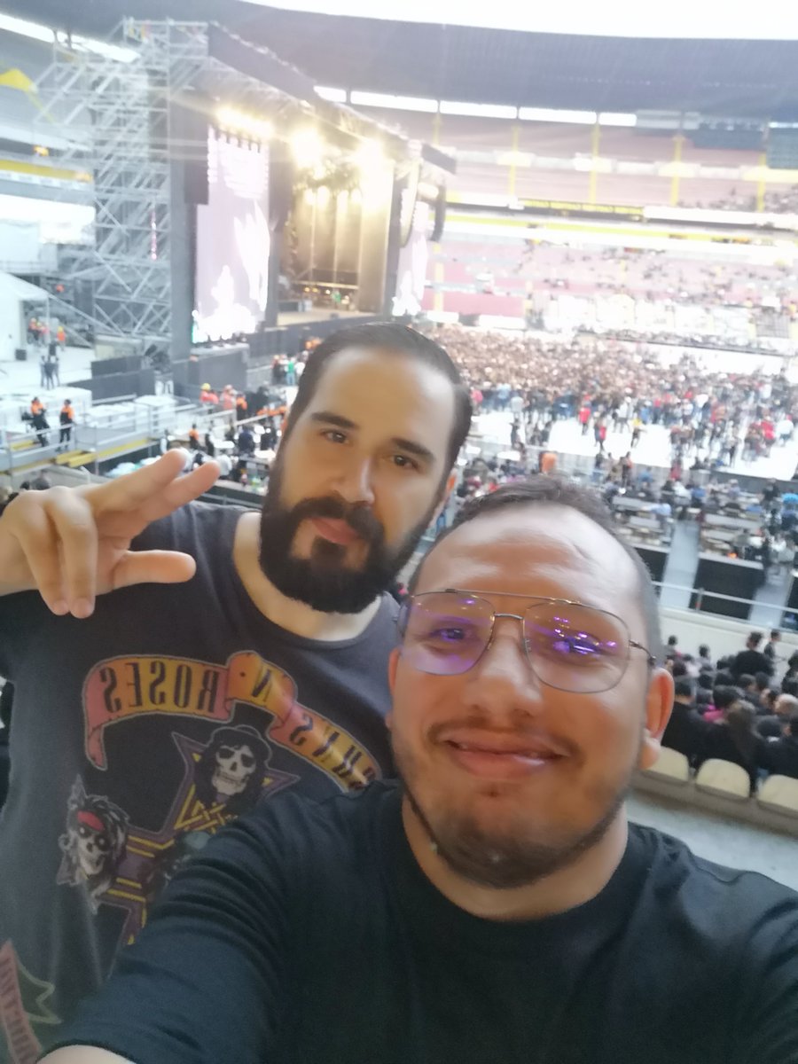 PakoMora2's tweet photo. Guns and roses #ViernesBotanero https://t.co/0vHcrn7Ikt