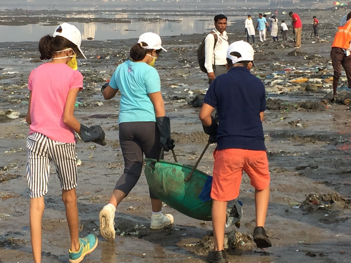 neenakulkarni's tweet photo. Heartening to see project #cleanmahimbeach being realised! A couple of us from the area began this movement of cleaning up the coast facing our colonies. Today the young generation has taken responsibility. #mymumbai #swatchhamumbai #nevergiveup #gennext https://t.co/vRCDhWtBe7