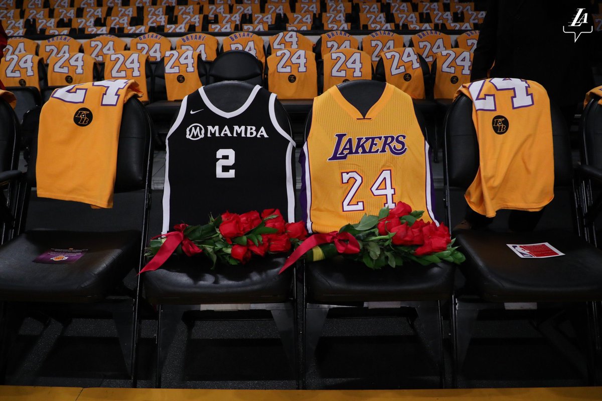 Gianna and Kobe’s jersey on the sidelines.