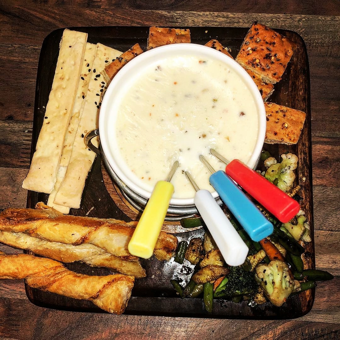 mananjain_'s tweet photo. Cheese Fondue🧀
Melted cheese served with seasoned veggies, bread roll and variety of breads. It’s a great place with a great cafe ambience!
📍yashsloungeandbistro
#food #foodporn #yum #instafood #yummy #amazing #instagood #hot #foods #hungrito #foodiholic #Trending https://t.co/rS70ro9kJG