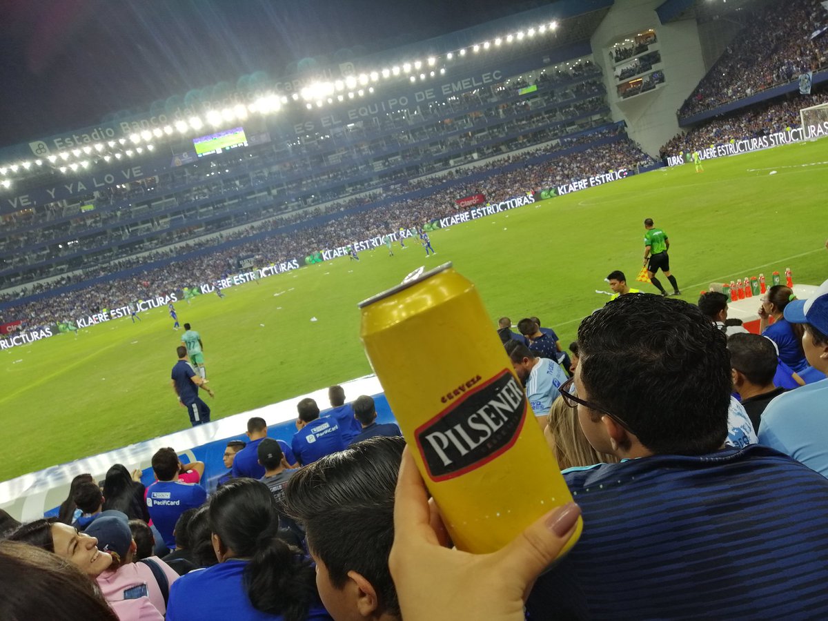 PrisyEsparza's tweet photo. En London 🏟️... desde Loja presente en la #ExplosionAzul2020 #Emelec. Ya se extrañaba el #Capwell 💙 https://t.co/gl3HKzIbI7