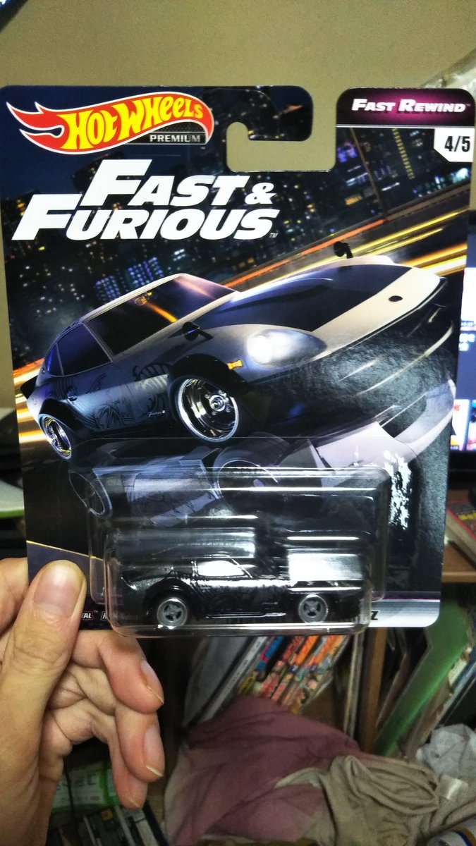 まえはる No Twitter さっき タバコを買いにローソンに行ったらコレが売ってた 種類は5種類で ワイスピ1のドミニクのfdと 黄色のr33 ワイスピ2のブライアンのr34 ワイスピ3のモナリザのs15と Dkのz33 ただ バイナルグラフィックはワイスピシリーズそのものだけど 車が