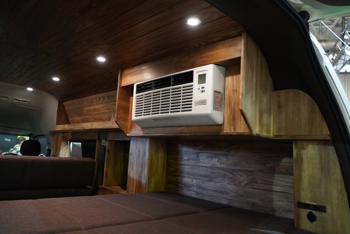 たくや ヤバイの見つけた ハイエースのバンコンで 家庭用エアコン付きに拘ってたけど 後付け出来るdcエアコンなら 選択肢がめちゃくちゃ広がった サイズもずいぶん小さいので ミドルルーフどころか 標準ルーフでも取付られるって 浮いた予算で