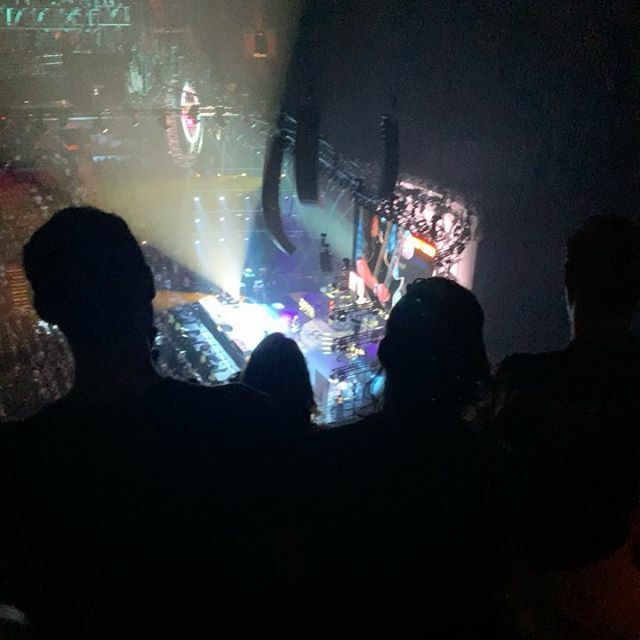 Modernistudios's tweet photo. #gunsnroses  we don’t need your #civilwar feeds the rich while it barries the poor https://t.co/K8zJAnnmgf https://t.co/k6tPPQD9TJ