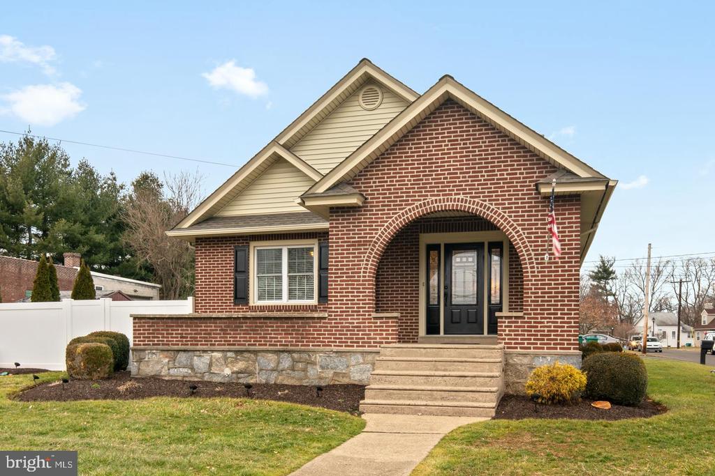PegGoodwin's tweet photo. New Listing! $299,900.00, 3BR, 2BA, 2725 NEW FALLS RD, LEVITTOWN, PA 19056, Full Details https://t.co/8JsVsZPzjn https://t.co/B3bHjid5OR