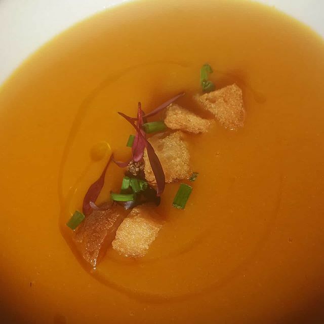 No puede apetecer más hoy que tomar un plato de cuchara calentito y saludable. Nuestra crema de calabaza con picatostes es la mejor opción.
#EustaquioBlanco #Rutadelaplata2 #ComerbienCáceres #Restaurantes #Cáceres