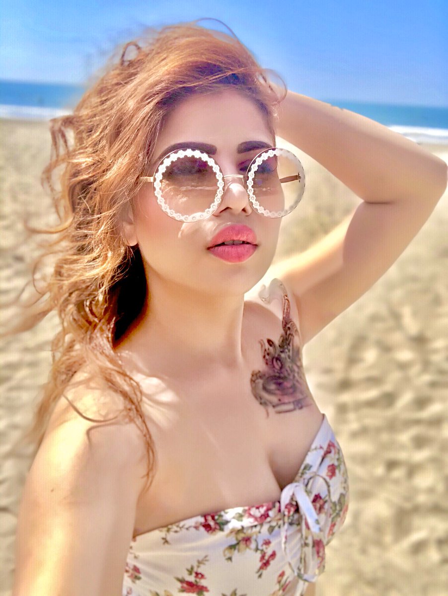 DJSWAYINDIA's tweet photo. “Miss Sunshine” 🌝🤳🏻
___________________________
 #beachlife #SaturdayVibes #February2020 #djsway 🦋 https://t.co/PEBAaW0Lps