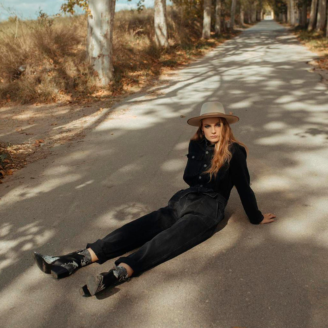 Uno de los básicos más favorecedores que no puede faltar en tu armario 🖤
bit.ly/cowboycombined