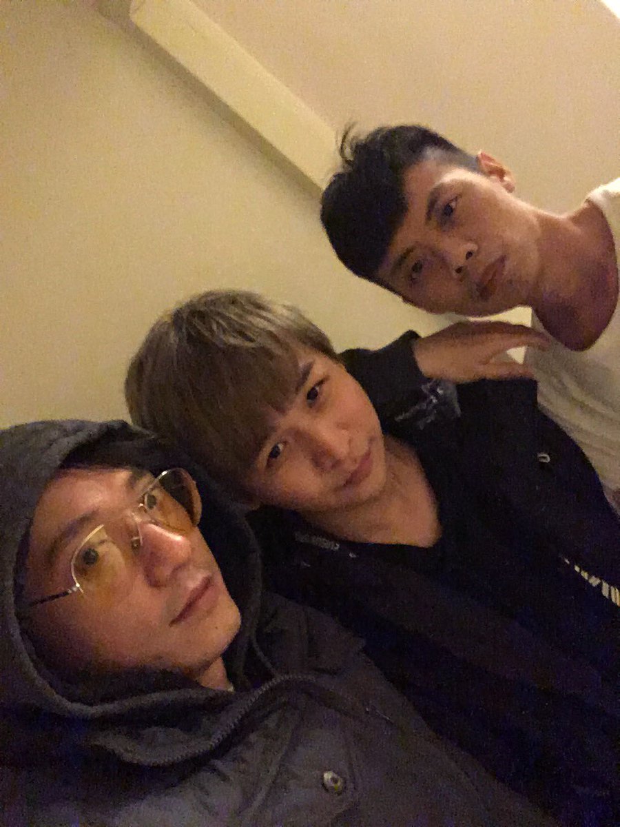 FireFox19841213's tweet photo. 介紹兩個傻子室友，中間這個今天到台灣。 https://t.co/77u3dKnNgF