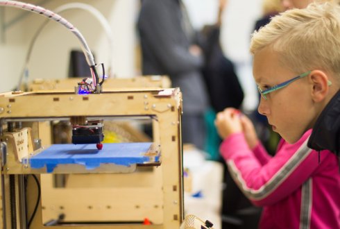 Want to discover your talents in design and techniques? Take a look inside Wageningen’s lab and get inspired. <a href="/FabLab/">Fab Lab Network</a> Wageningen on <a href="/WUR/">Wageningen U&R</a> Campus is fully equipped with digital fabrication technology, such as 3D printers, laser cutter and sticker cutter. Take a look at the schedule