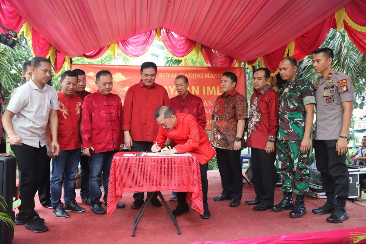 Walikota Jakarta Utara, Sigit Wijatmoko mendatangi perumahan Gading Royal Mansion, Keluraha Pegangsaan Dua, Kecamatan Kelapa Gading.

Kedatangan tersebut untuk mengikuti perayaan Tahun Baru Imlek 2571 bersama masyarakat Tionghoa di perumahan setempat.