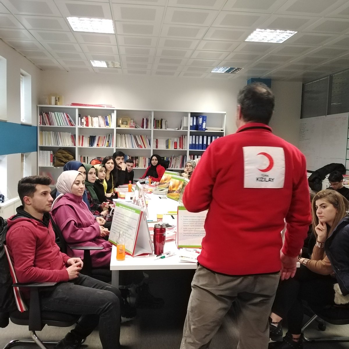 genckizilay06's tweet photo. Akran Eğitmen Eğitimimiz sona erdi. 😊

Kızılay Kızılhaç Hareketi, İlk Yardım Eğitimi ve Temel Afet Bilinci Eğitimi konularının anlatıldığı eğitimimize 20 arkadaşımız katılım göstererek "Akran Eğitmeni" olmaya hak kazandı. #İyiGeleceksin https://t.co/7QyM3FWylQ