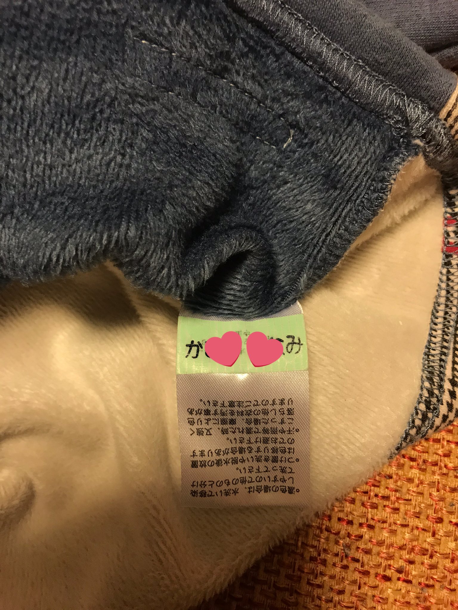 ひっとん これは定期的に発信していきたいのだが保育園に持って行くすべての持ち物に名前 を書くとなったとき 最善の方法はマスキングテープ お名前スタンプだ それを服のタグに巻くのだ こちらはこの冬10回以上洗濯している洋服のタグだ おわかり