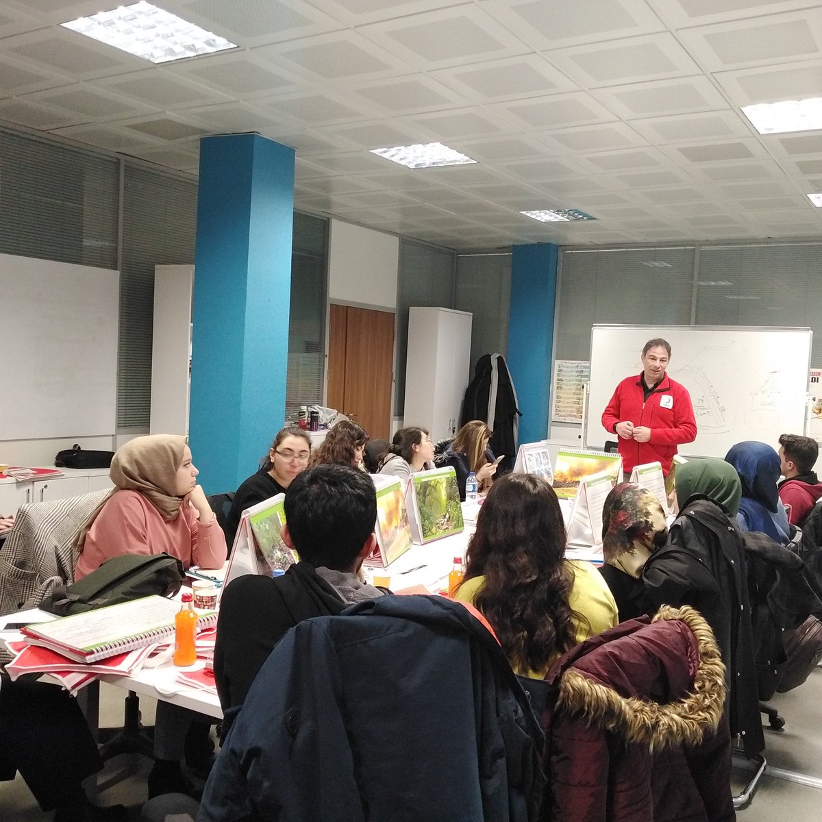 genckizilay06's tweet photo. Akran Eğitmen Eğitimimiz sona erdi. 😊

Kızılay Kızılhaç Hareketi, İlk Yardım Eğitimi ve Temel Afet Bilinci Eğitimi konularının anlatıldığı eğitimimize 20 arkadaşımız katılım göstererek "Akran Eğitmeni" olmaya hak kazandı. #İyiGeleceksin https://t.co/7QyM3FWylQ