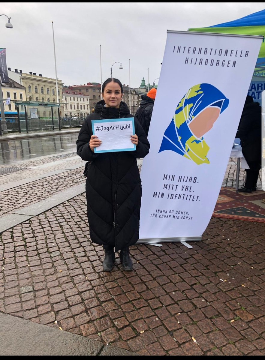 JagArHijabi's tweet photo. Kom fram till oss och ställ era frågor, vi står här för allmänheten! 
#svpol #islam #jagärhijabi #WorldHijabDay2020 #ahmadiyya #loveforallhatredfornone https://t.co/DOPaAS5Aku