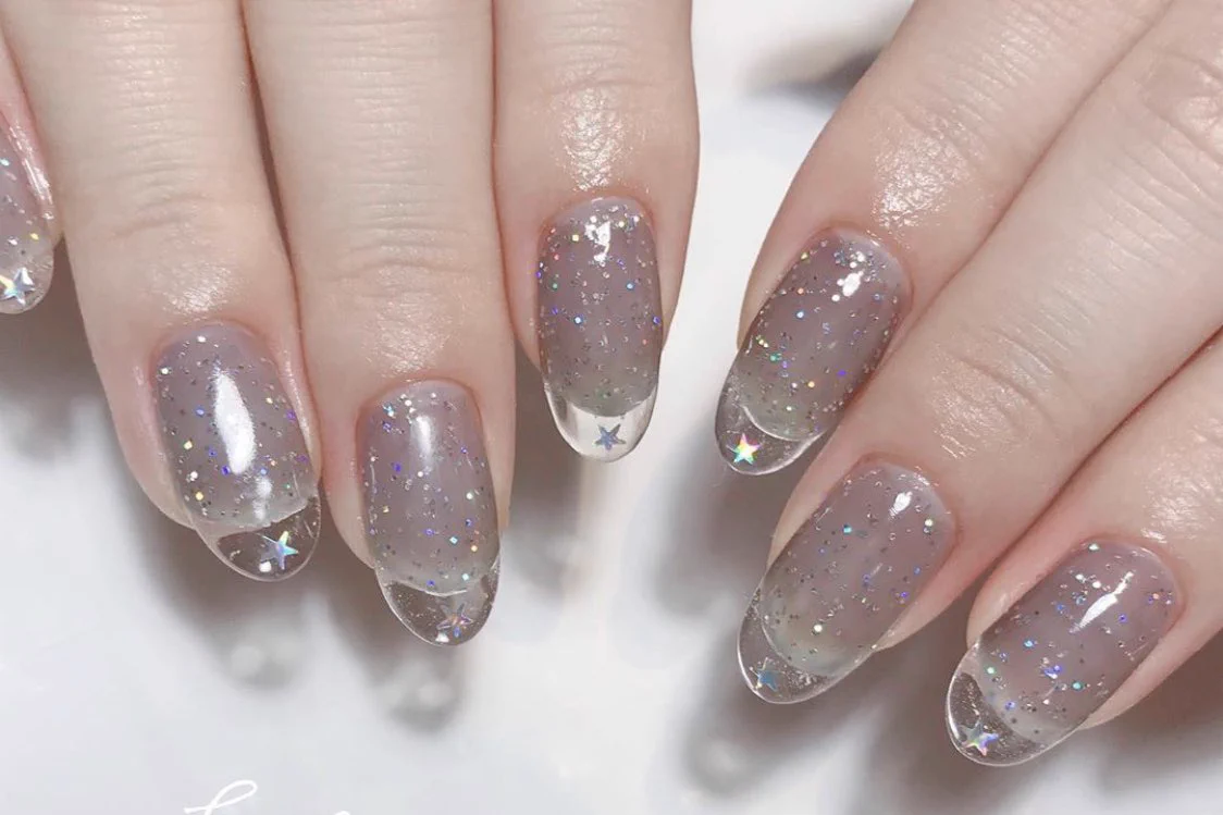 初めて見たけどコレかなりトキメク。爪の先端が透明になってる ＂クリアフレンチネイル＂