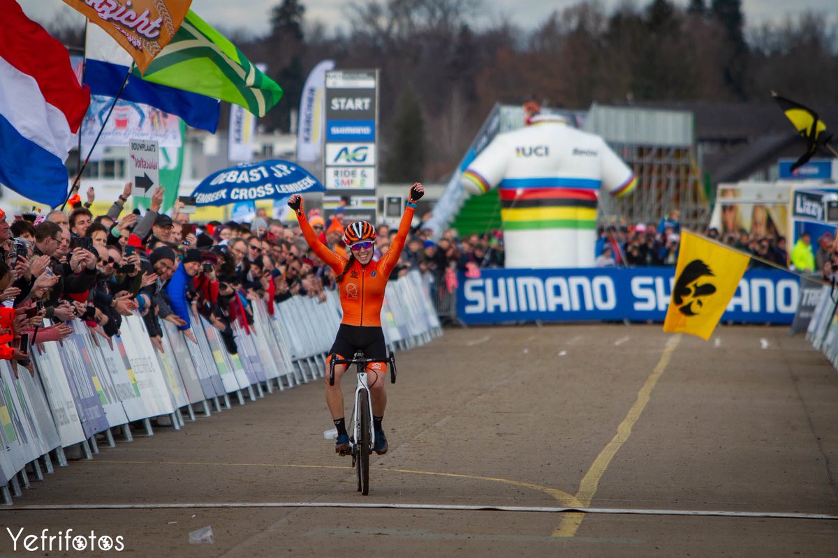 🌈 <a href="/x_shirin/">Shirin van Anrooij</a> est la première Championne du Monde de cyclo-cross  dans la catégorie Juniors Dames. 

📸 <a href="/Yefrifotos/">Yefrifotos</a> l #Dubendorf2020