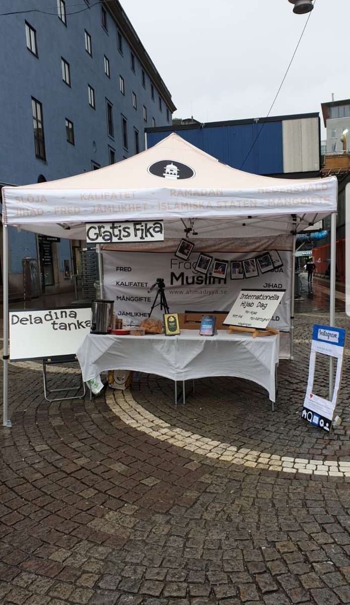 JagArHijabi's tweet photo. Nu står vi på Hötorget i Stockholm! Sugen på fika? Kom fram till oss och ställ frågor och fika medans. #svpol #islam #jagärhijabi #WorldHijabDay2020 #ahmadiyya #loveforallhatredfornone #Stockholm https://t.co/PexqTqe8to