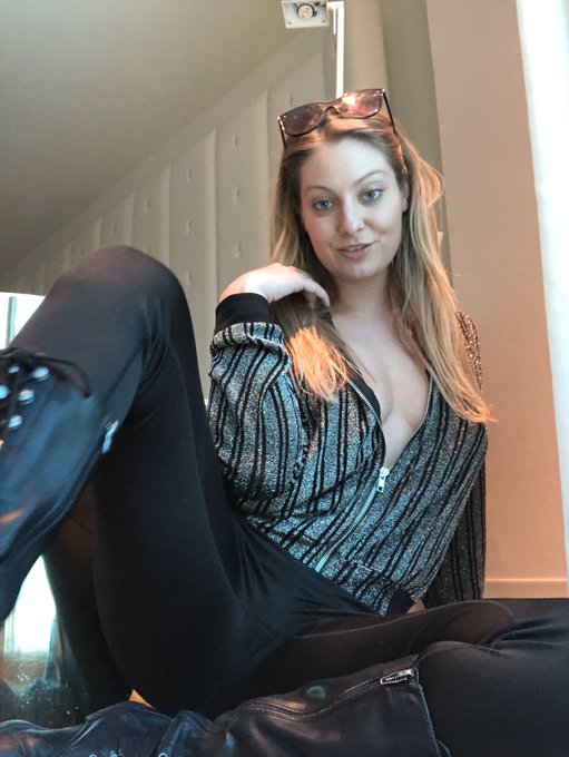 7 more people join my onlyfans tonight and I will post a tooless picture set for free! You will get one