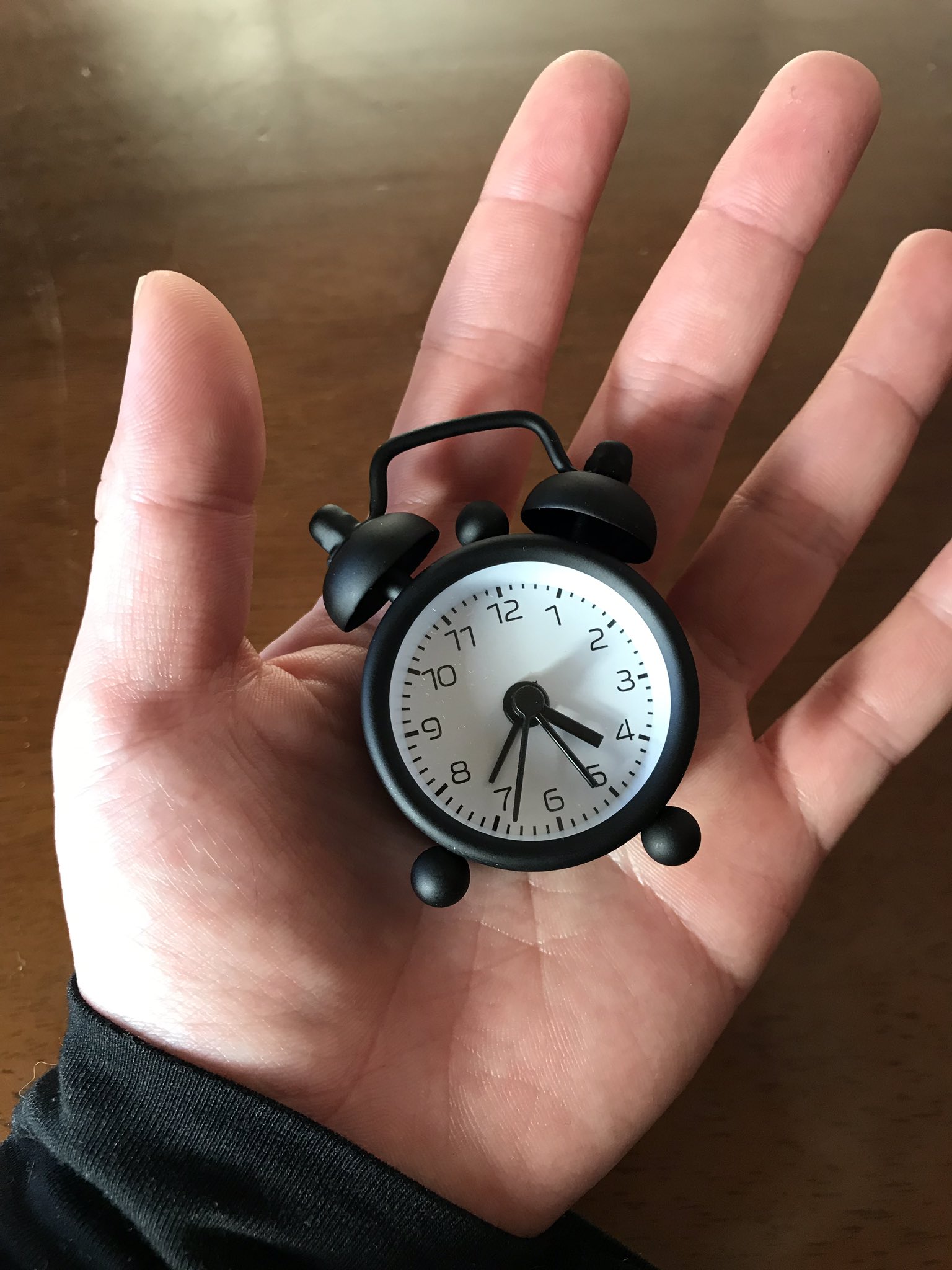 تويتر Seeker على تويتر そういえばこの間ダイソーで買った目覚まし時計もドールサイズだったな 0円でこのクオリティは 凄いと思う ちなみに所有してる一番デカイ目覚まし時計と比較するとこんなん T Co Cgkykt6lz2