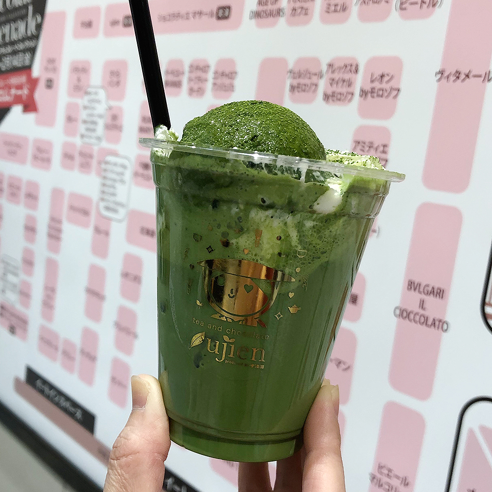 daimarusapporo's tweet photo. 【担当者が食べちゃいました😍Part3】
抹茶好きにはたまりません♪〈ujien〉の「宇治抹茶チョコレートラテ」はドリンクもアイスもチョコレートも宇治抹茶仕様という本格派!濃厚な抹茶にマイルドなホイップを混ぜて…満たされました❤️
#ujien #バレンタイン #大丸札幌 https://t.co/hWZzAdFE5b