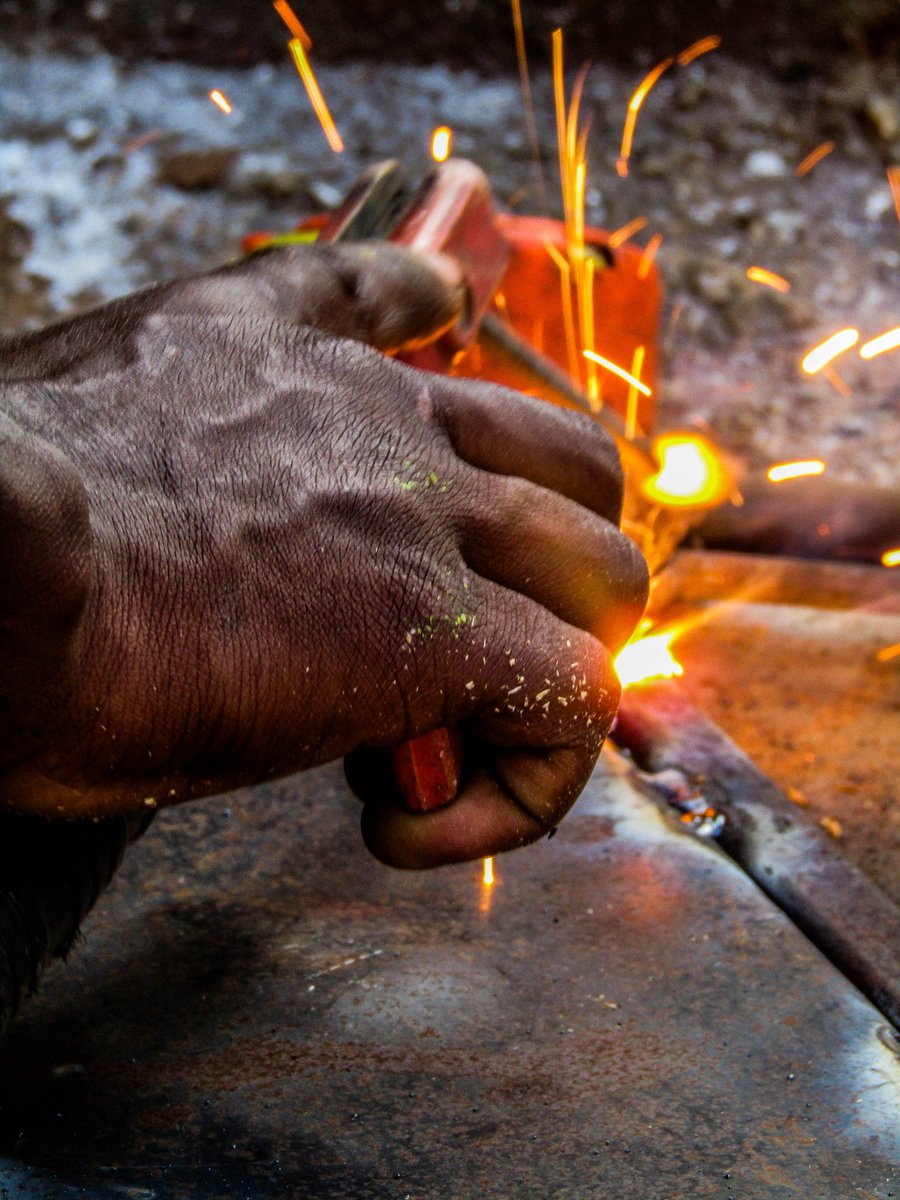 Semagandajoshua's tweet photo. A local welder attempts to join two metal pieces together. From the metal photo series. Daily life
.
.
.
.
.
.
Documentary 📸
#everydayphoto
#keepbeingauthentic
#visualgang
#visualgrams https://t.co/JeJ2r2Dyj4
