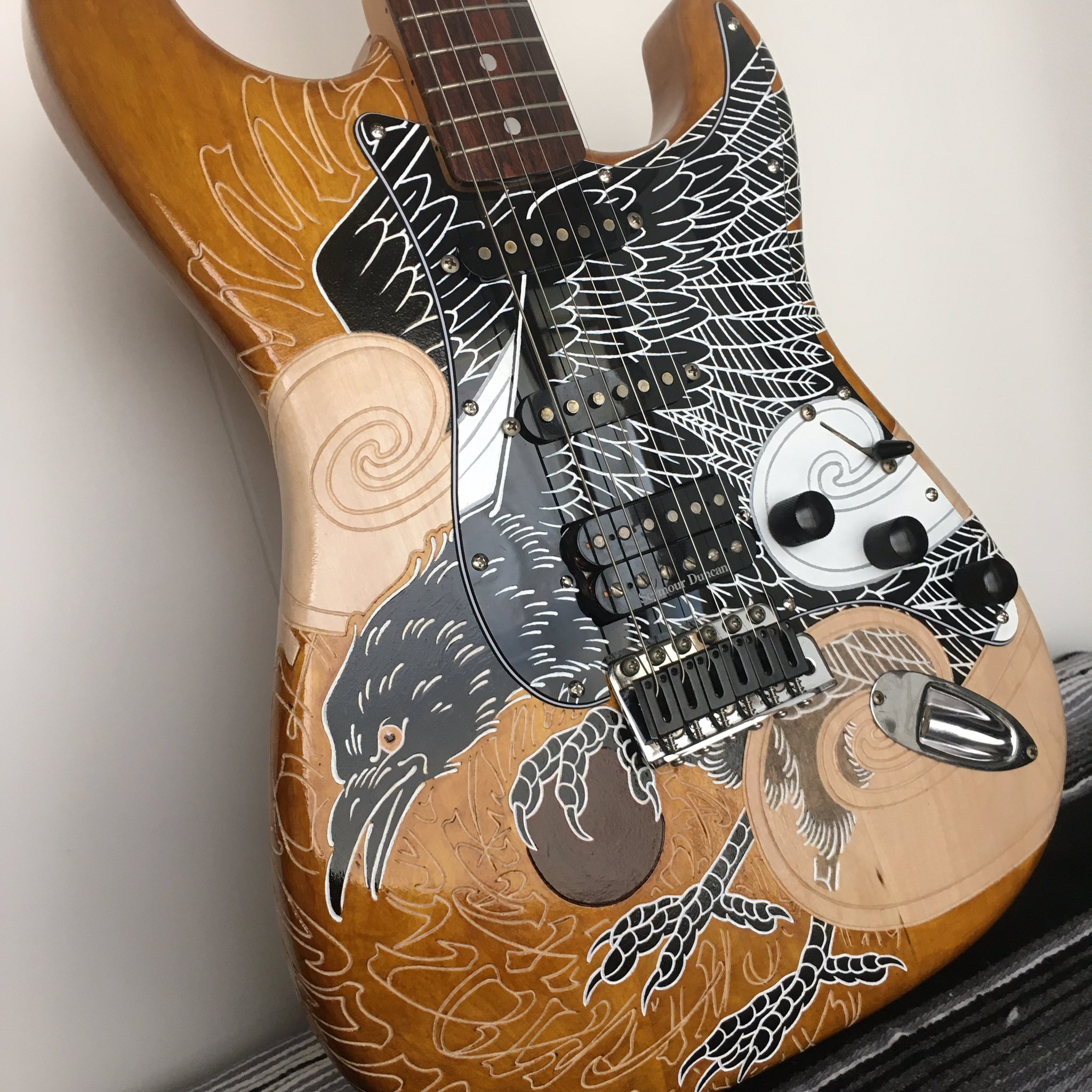 Y S Ink Works ギター彫刻part2 Tattoo 刺青 タトゥー Art 八咫烏 カラス Crow Yatagarasu ストラトキャスター Stratocaster Fender フェンダー エレキギター Electricguitar Tattoodesign 彫刻 Engraving 東京タトゥー タトゥーデザイン