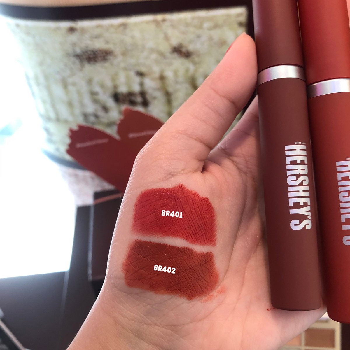 ลิปเฮอร์ชี่ ของ Etude ตัวใหม่ ลิปทิ้นท์เนื้อแมตต์ สีแน่นมากกก  สีออกโทนช็อคโกแลตๆ ละมุน แถมกลิ่นยังเหมือนช็อคโกแลตด้วยน่ากินมากก