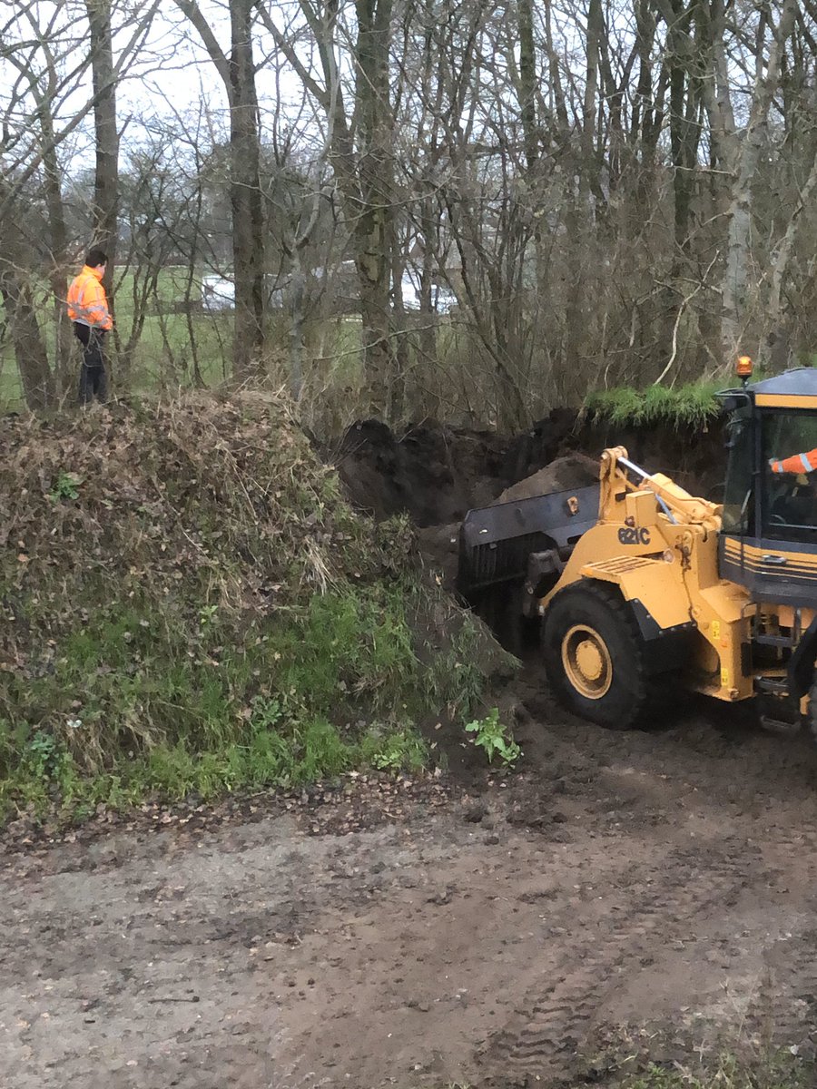 BBJVeen's tweet photo. Er wordt druk gewerkt op het Wiede Gat in #Staphorst. Na de werkbespreking waar duidelijk wordt afgesproken wat wel en niet mag worden de zagers ingedeeld, de kranen, etc. in stelling gebracht en al snel wordt de eerste doorbraak in de wal gemaakt en sneuvelen de eerste bomen. https://t.co/iby8c4aNBp