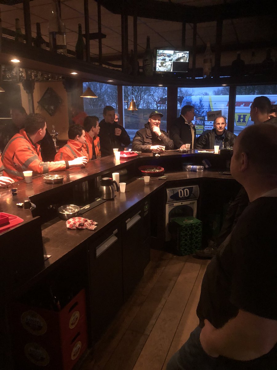 BBJVeen's tweet photo. Er wordt druk gewerkt op het Wiede Gat in #Staphorst. Na de werkbespreking waar duidelijk wordt afgesproken wat wel en niet mag worden de zagers ingedeeld, de kranen, etc. in stelling gebracht en al snel wordt de eerste doorbraak in de wal gemaakt en sneuvelen de eerste bomen. https://t.co/iby8c4aNBp