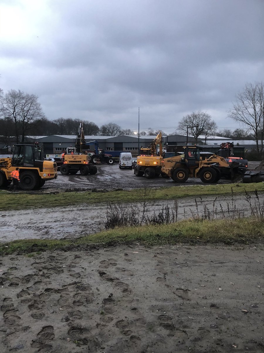 BBJVeen's tweet photo. Er wordt druk gewerkt op het Wiede Gat in #Staphorst. Na de werkbespreking waar duidelijk wordt afgesproken wat wel en niet mag worden de zagers ingedeeld, de kranen, etc. in stelling gebracht en al snel wordt de eerste doorbraak in de wal gemaakt en sneuvelen de eerste bomen. https://t.co/iby8c4aNBp