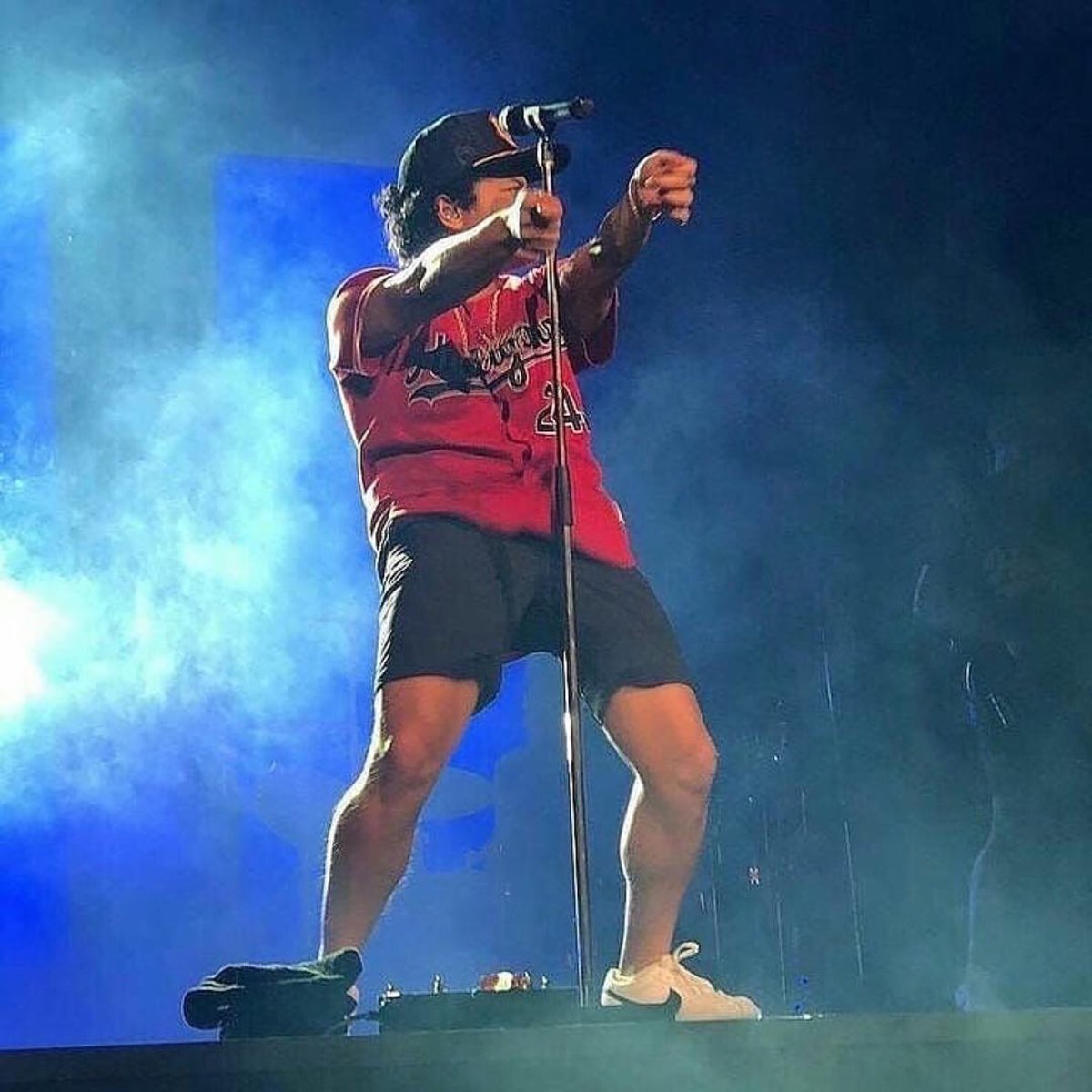 judypchy's tweet photo. Look at those perfect lil' punk ass baby legs... Damnnnn 😍😍😍  #24KMagicStreamingParty https://t.co/haMSFZ0SZc