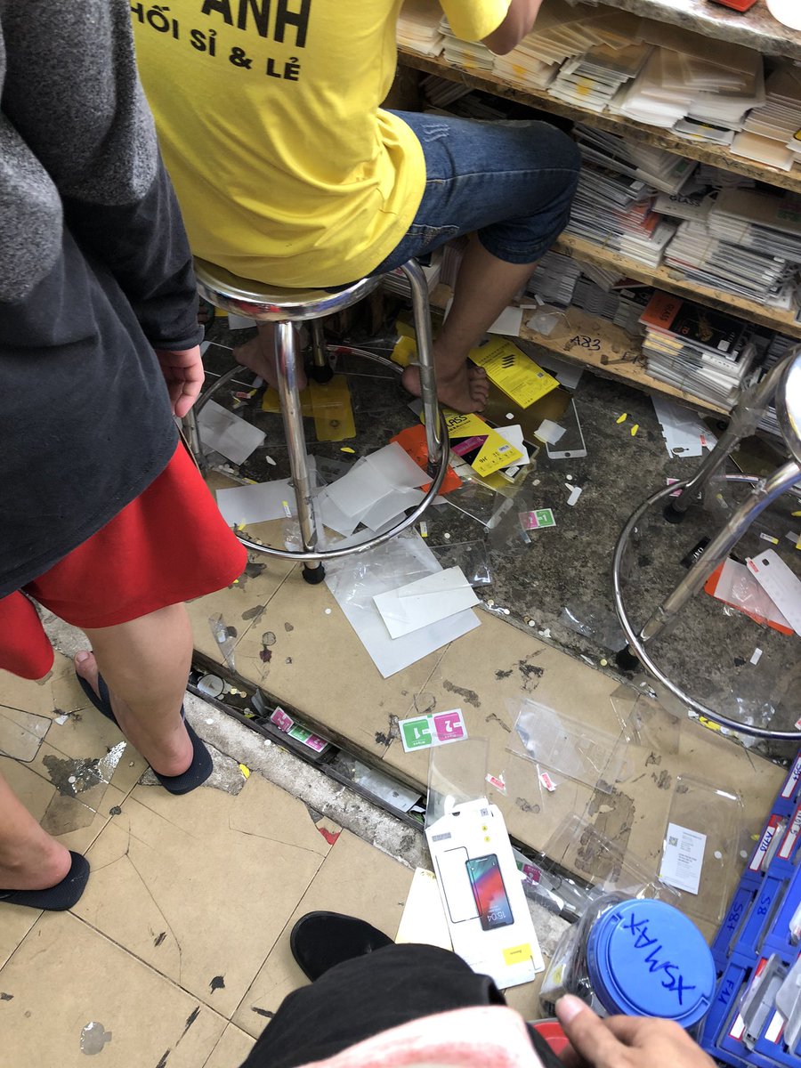 ワコンチェ野原 It 10区にあるスマホケース屋 753 đường 3 2 P7 Q10 店は大繁盛でスマホの防護フィルムも作業費込みで通常版ドン 75円 高級版ドン 250円 と安い ミニマリストが増えている日本とは対照的にベトナムは相変わらず大量 ワコンチェ野原 It 10区にあるスマホケース屋 753 đường 3 2 P7 Q10 店は大繁盛でスマホの防護フィルムも作業費込みで通常版ドン 75円 高級版ドン 250円 と安い ミニマリストが増えている日本とは対照的にベトナムは相変わらず大量